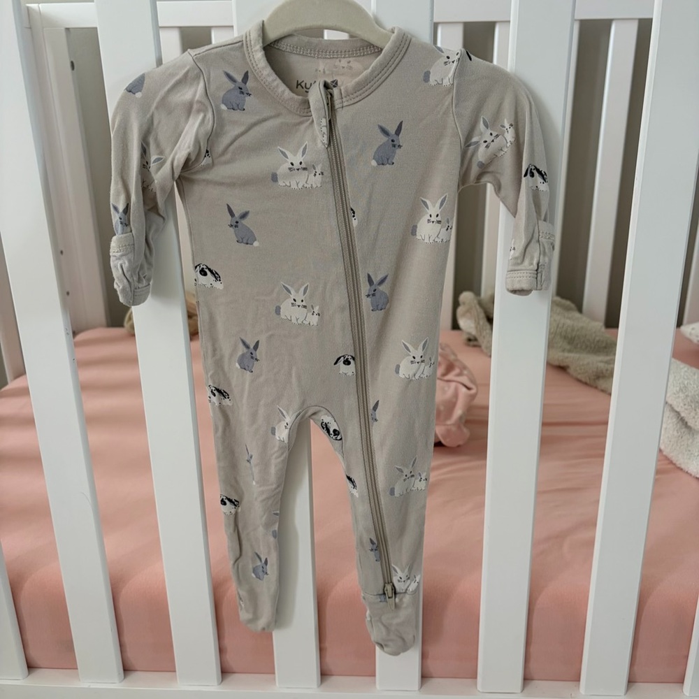 Kyte BABY Gray Bunny Print Footie Pajamas